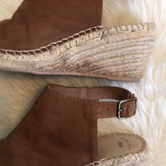 2/$25 GAP brown faux suede sandals size 6 - Picture 7 of 9